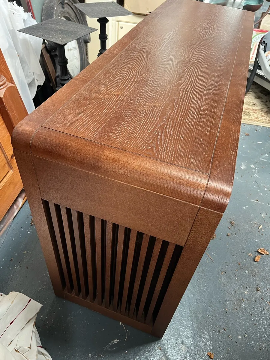 Dining table, 6 chairs and matching sideboard - Image 1