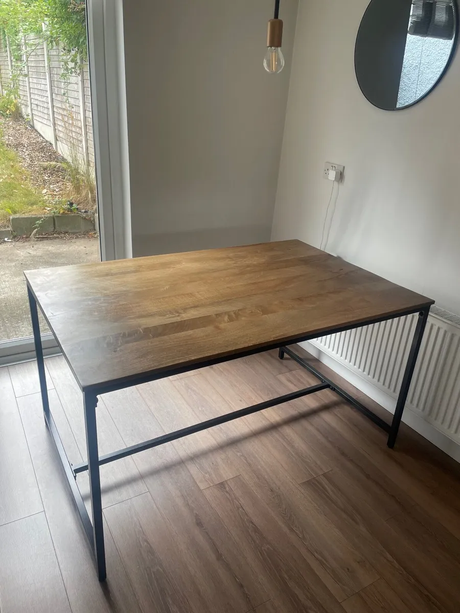 Table and chairs - Image 3