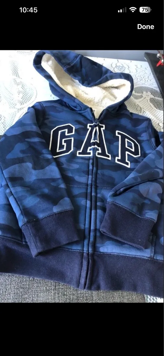 Boys gap hoodie age 4/5 €15 - Image 4