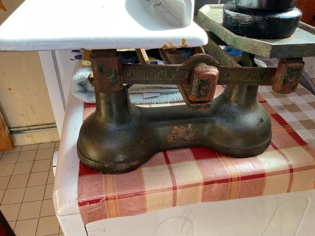Vintage Cast iron kitchen scales with weights - Image 3