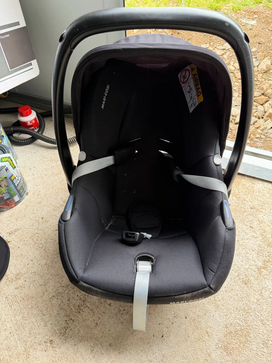 Maxi Cosi car seat and base - Image 1