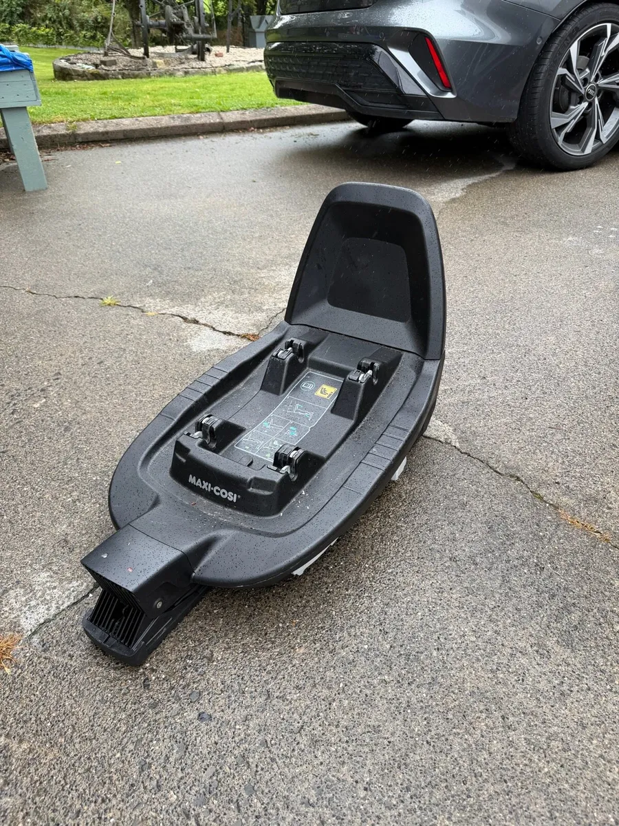 Maxi Cosi car seat and base - Image 2