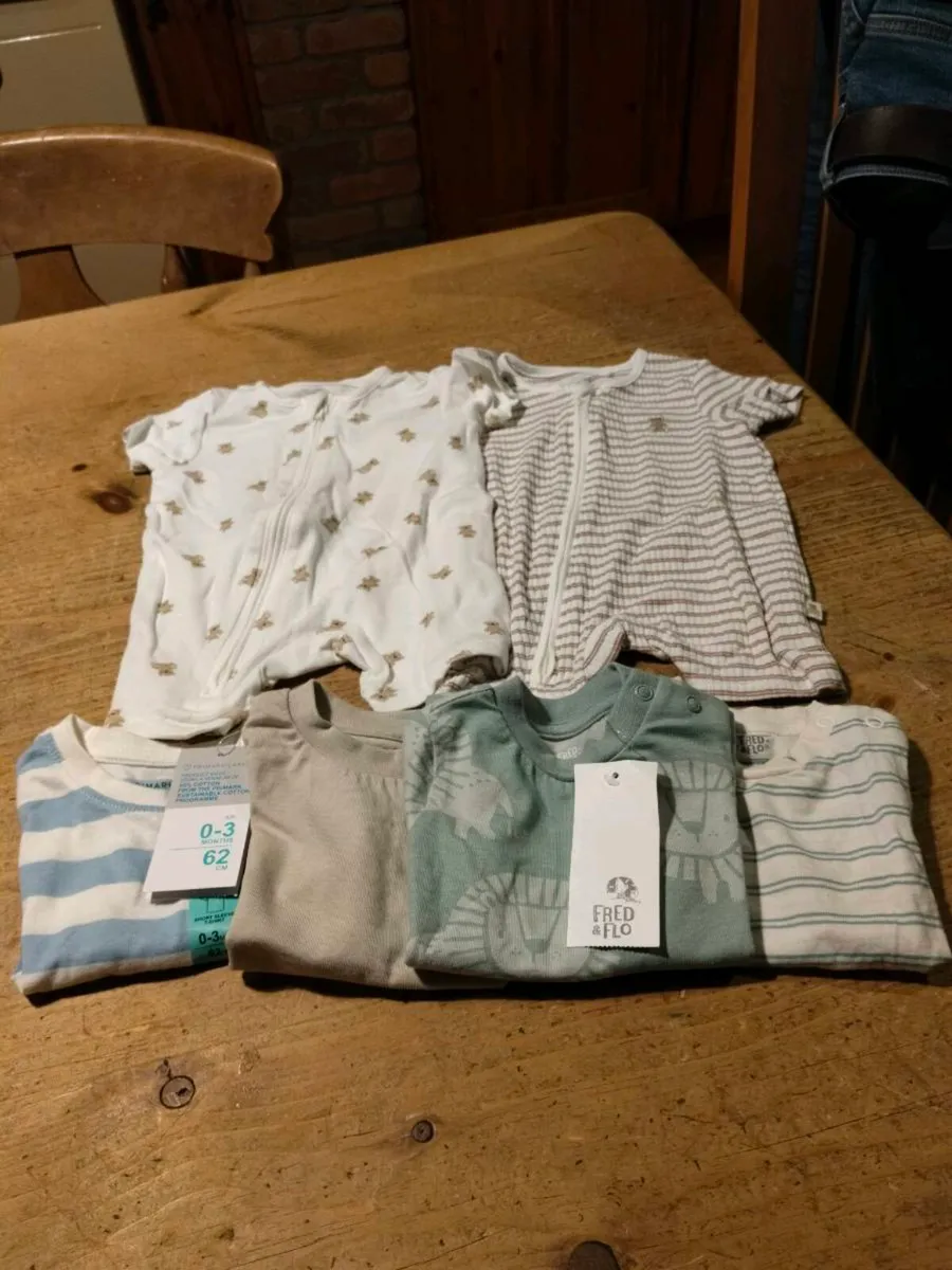Boys summer bundle. Upto 3 months.
3 fred & flo t. - Image 1