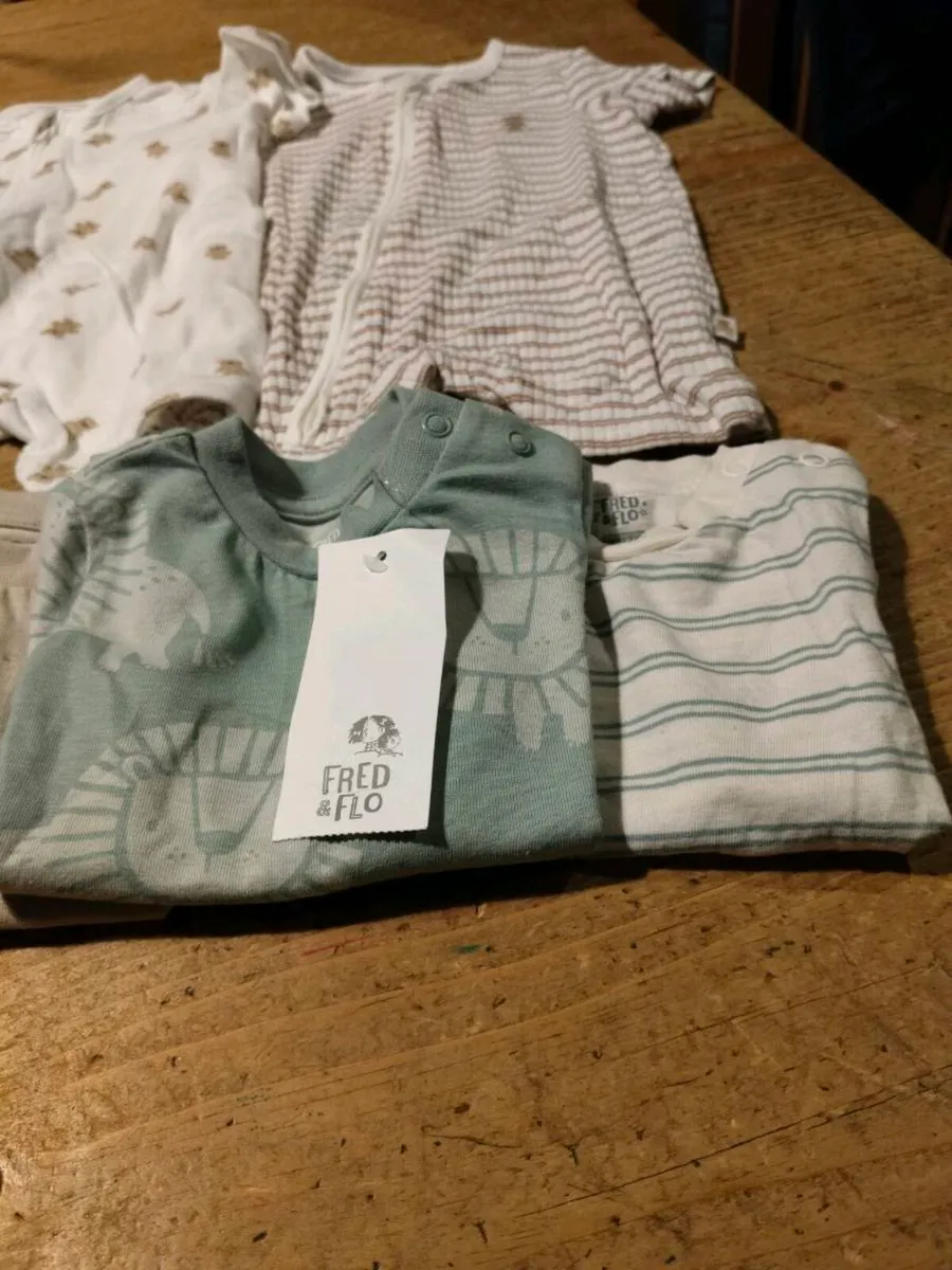 Boys summer bundle. Upto 3 months.
3 fred & flo t. - Image 3