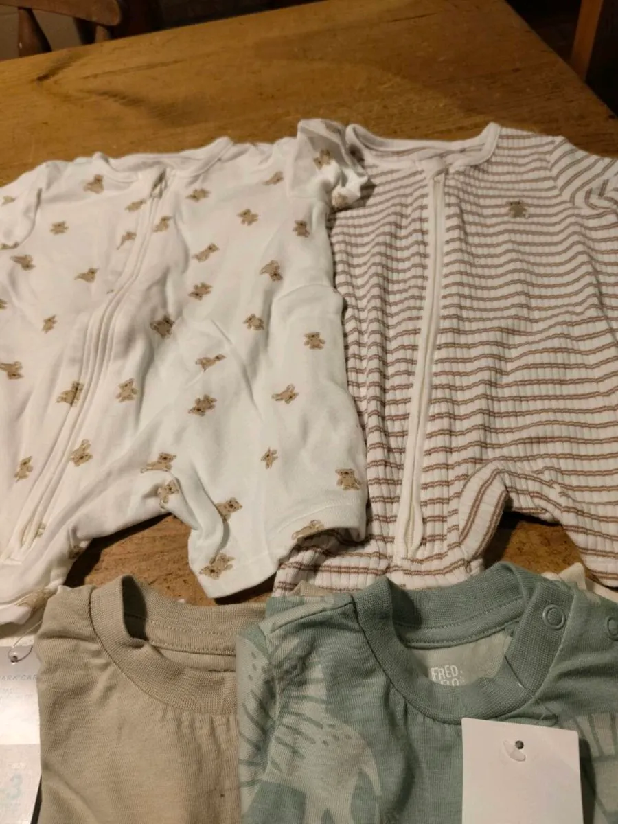 Boys summer bundle. Upto 3 months.
3 fred & flo t. - Image 4