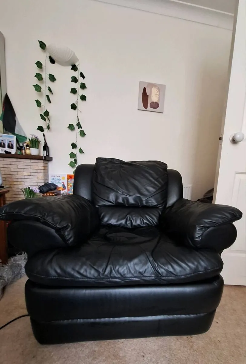 FREE Black Natuzzi Genuine Leather Recliner Set - Image 2