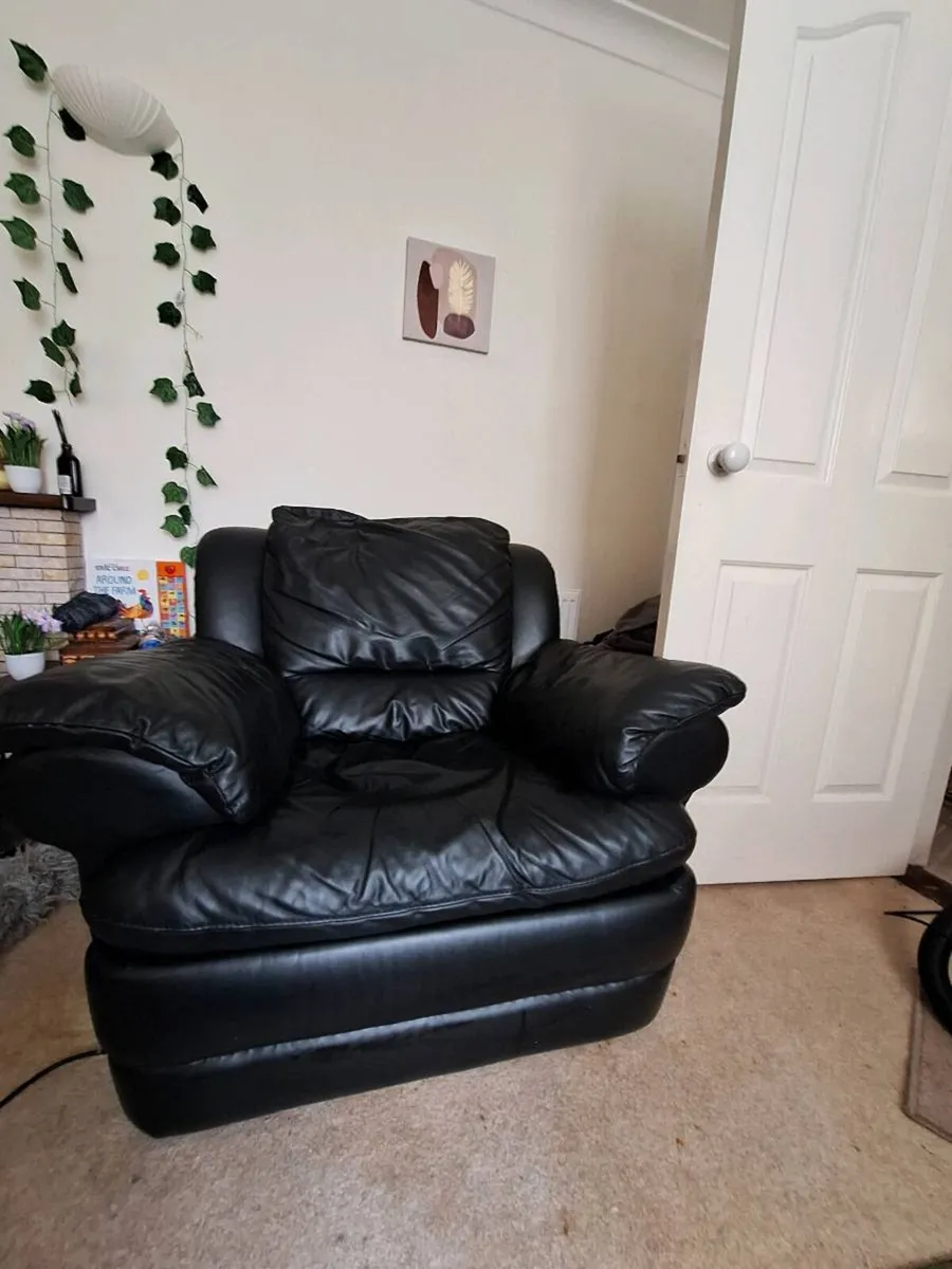 FREE Black Natuzzi Genuine Leather Recliner Set - Image 3