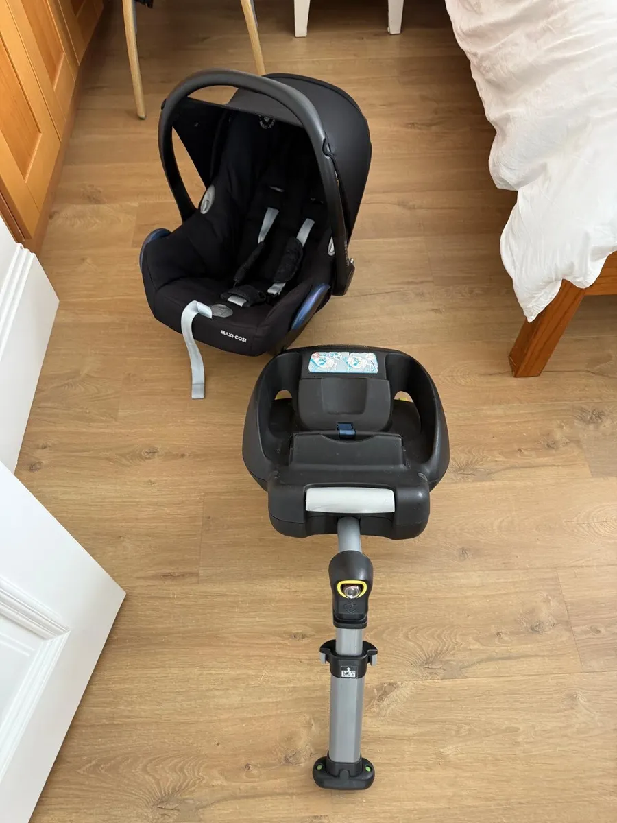 MaxiCosi car seat and isofix - Image 1