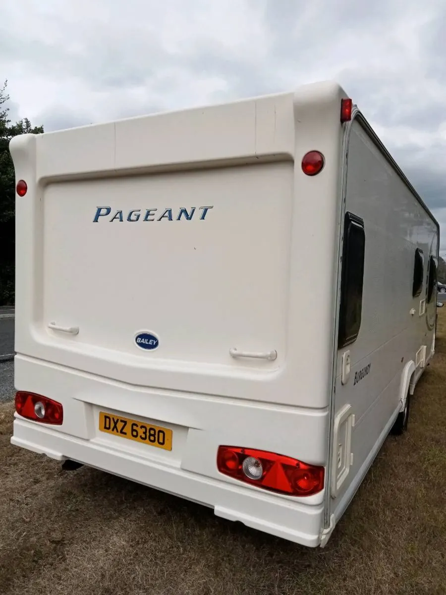 4/5 berth fixed bed & full size awning - Image 3