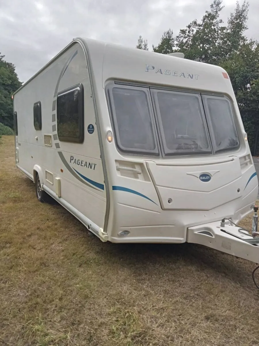 4/5 berth fixed bed & full size awning - Image 4