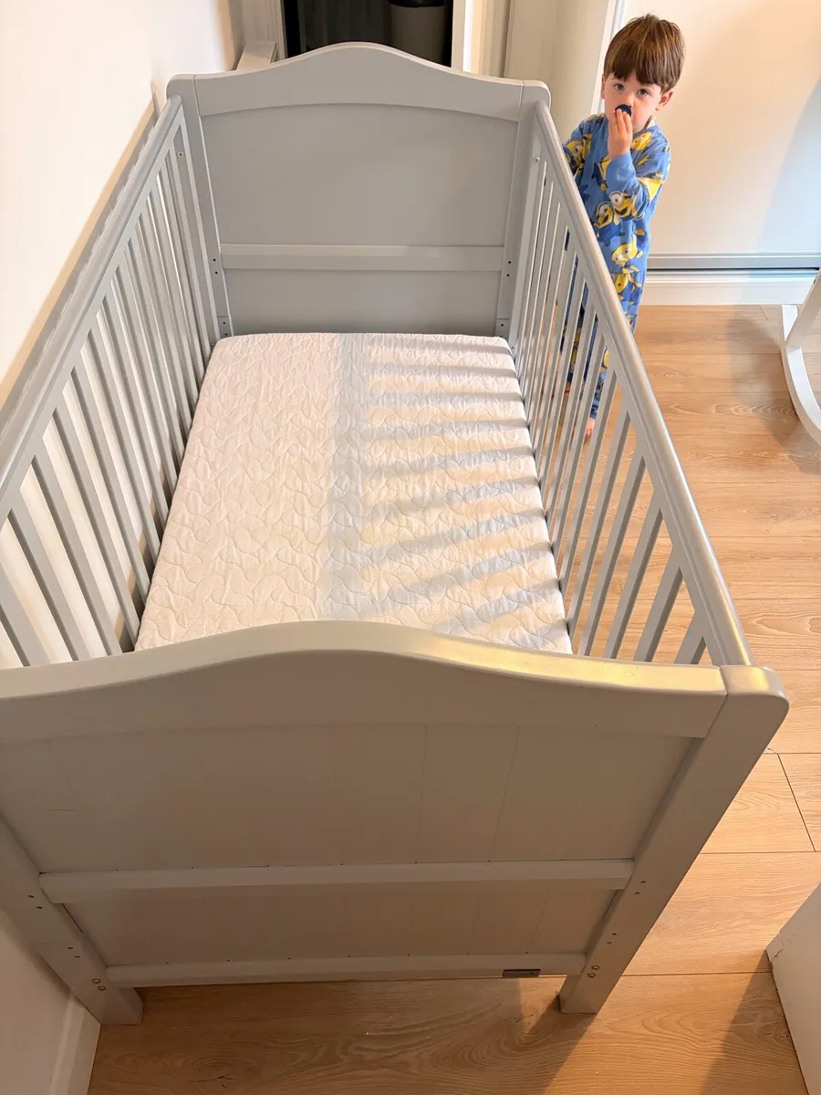 Cot/ toddler bed with rocking chair Dublin 5 - Image 4