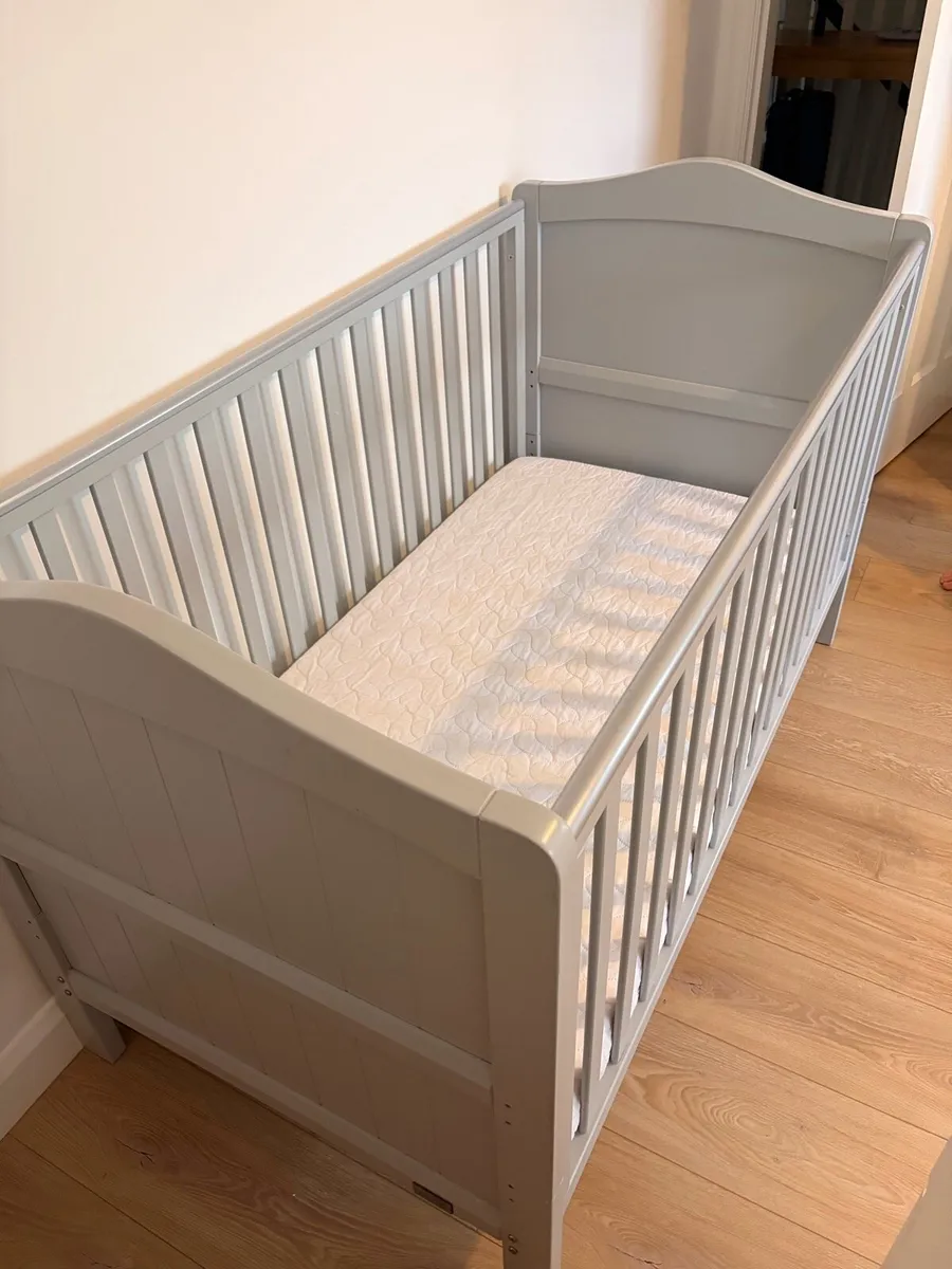 Cot/ toddler bed with rocking chair Dublin 5 - Image 2