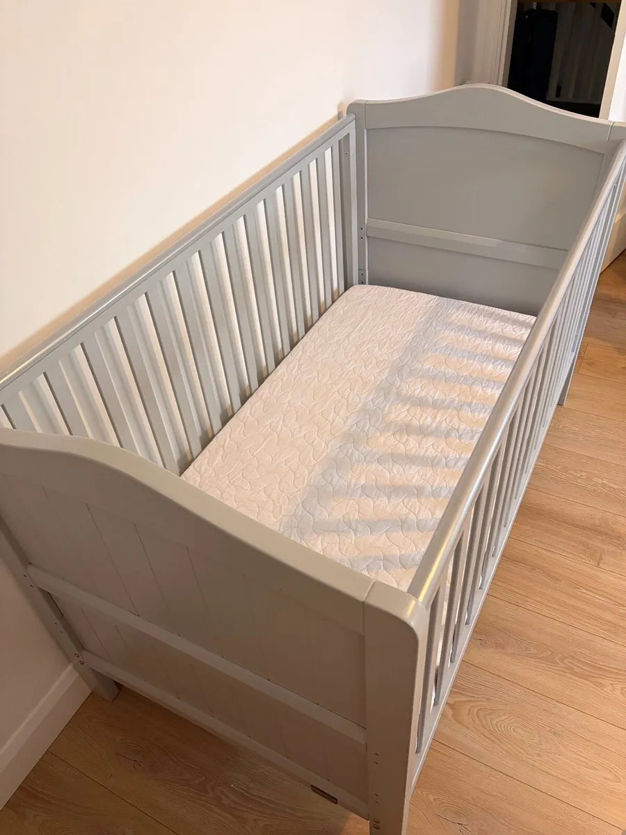 Cot/ toddler bed with rocking chair Dublin 5 - Image 3