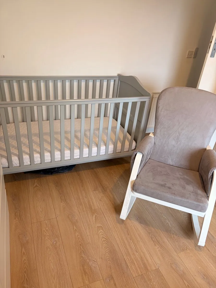Cot/ toddler bed with rocking chair Dublin 5 - Image 1