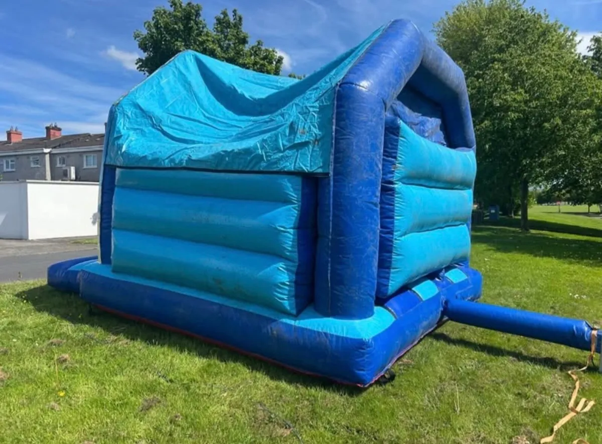 Bouncy castle - Image 3