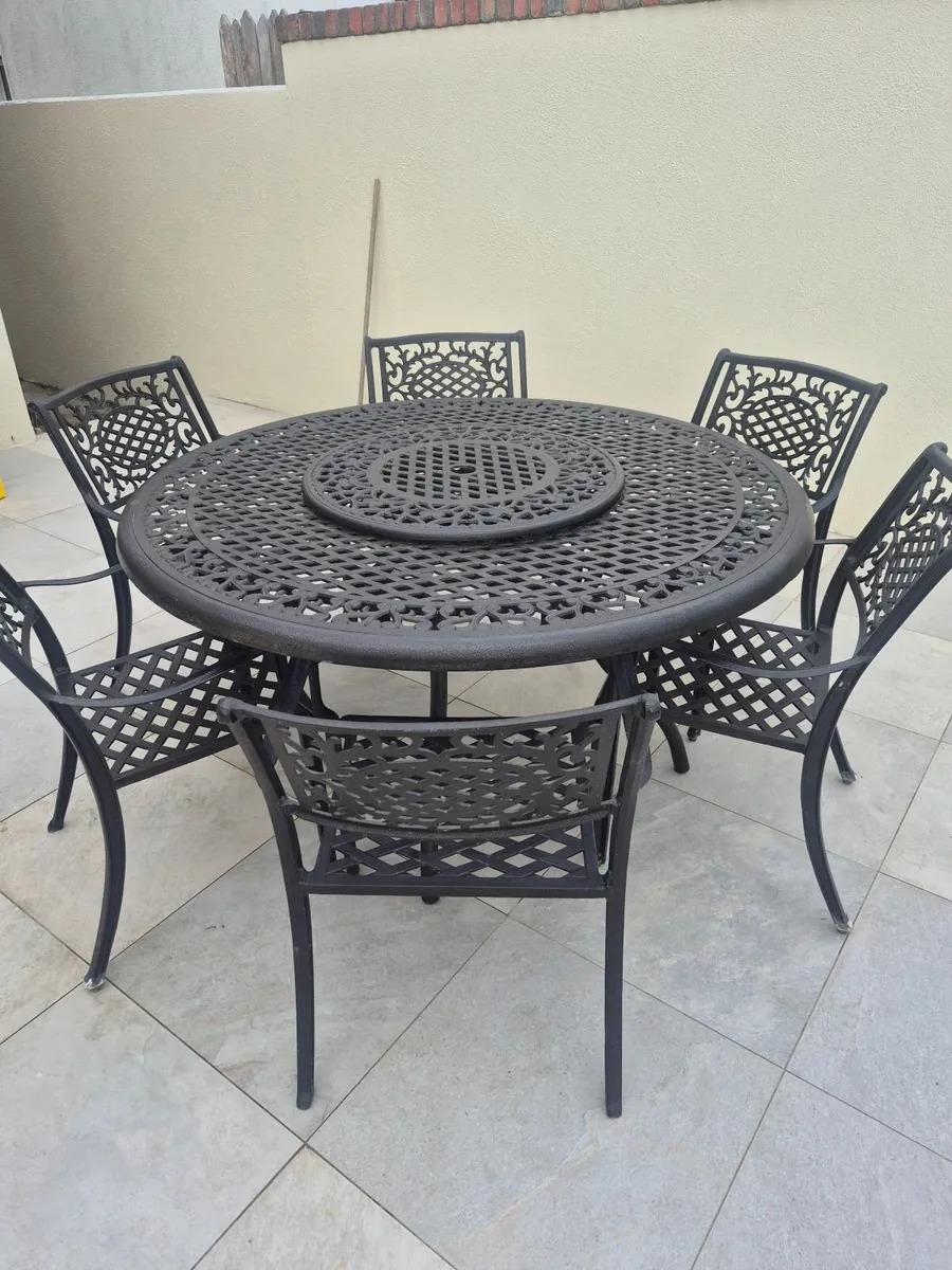Garden table and 6 chairs - Image 1