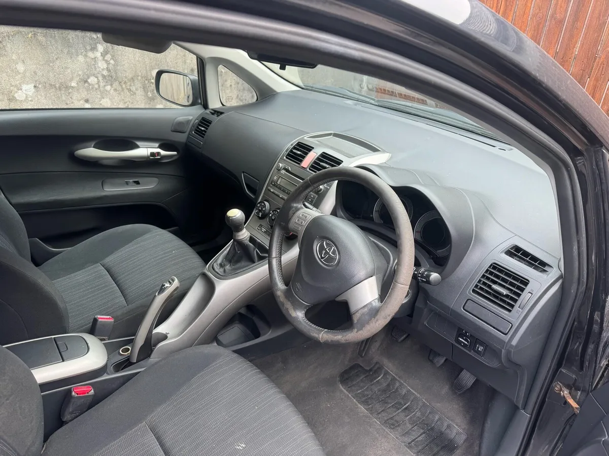 Toyota Auris 1.4 petrol for parts or repair - Image 2
