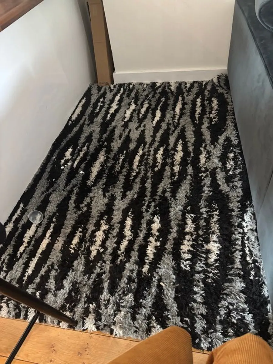 Free Rug - Image 1