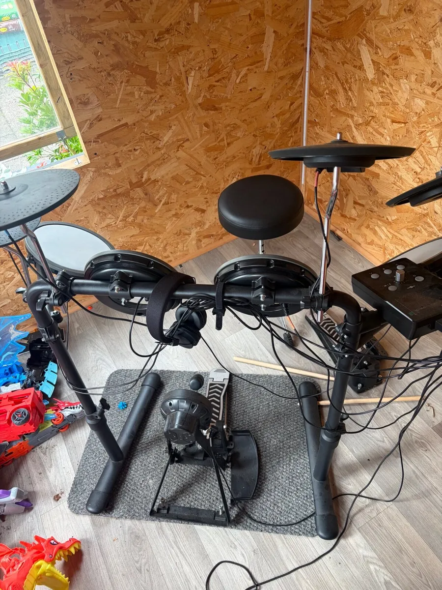 Electric drum kit with stool - Image 2