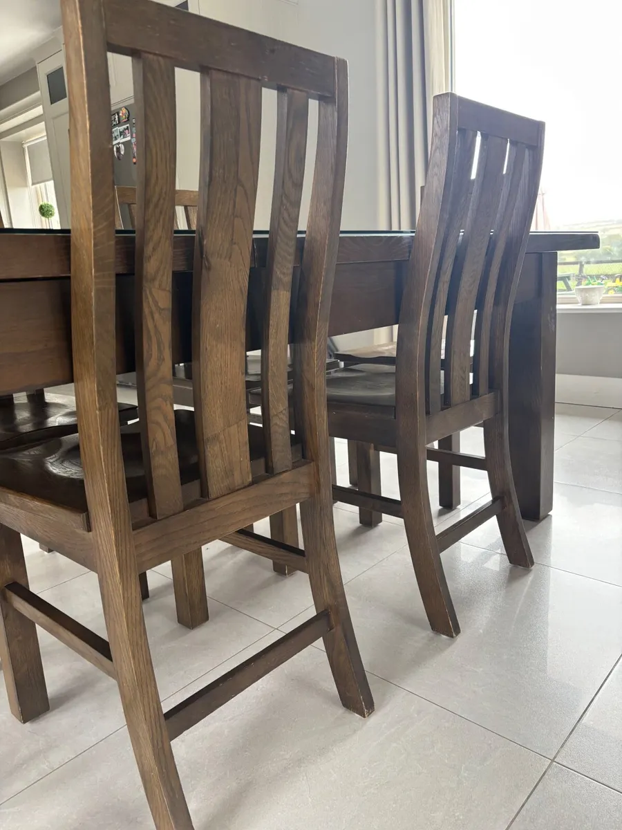 Dining table with glass top and 8 dining chairs - Image 3