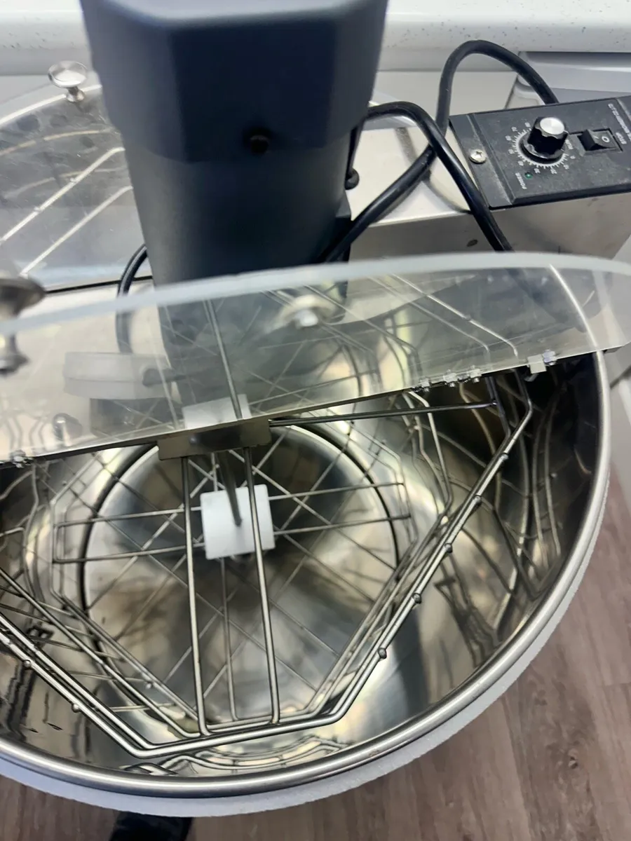Electric honey extractor 4-8 frames - Image 4