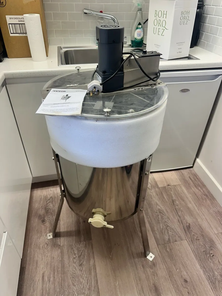Electric honey extractor 4-8 frames - Image 1