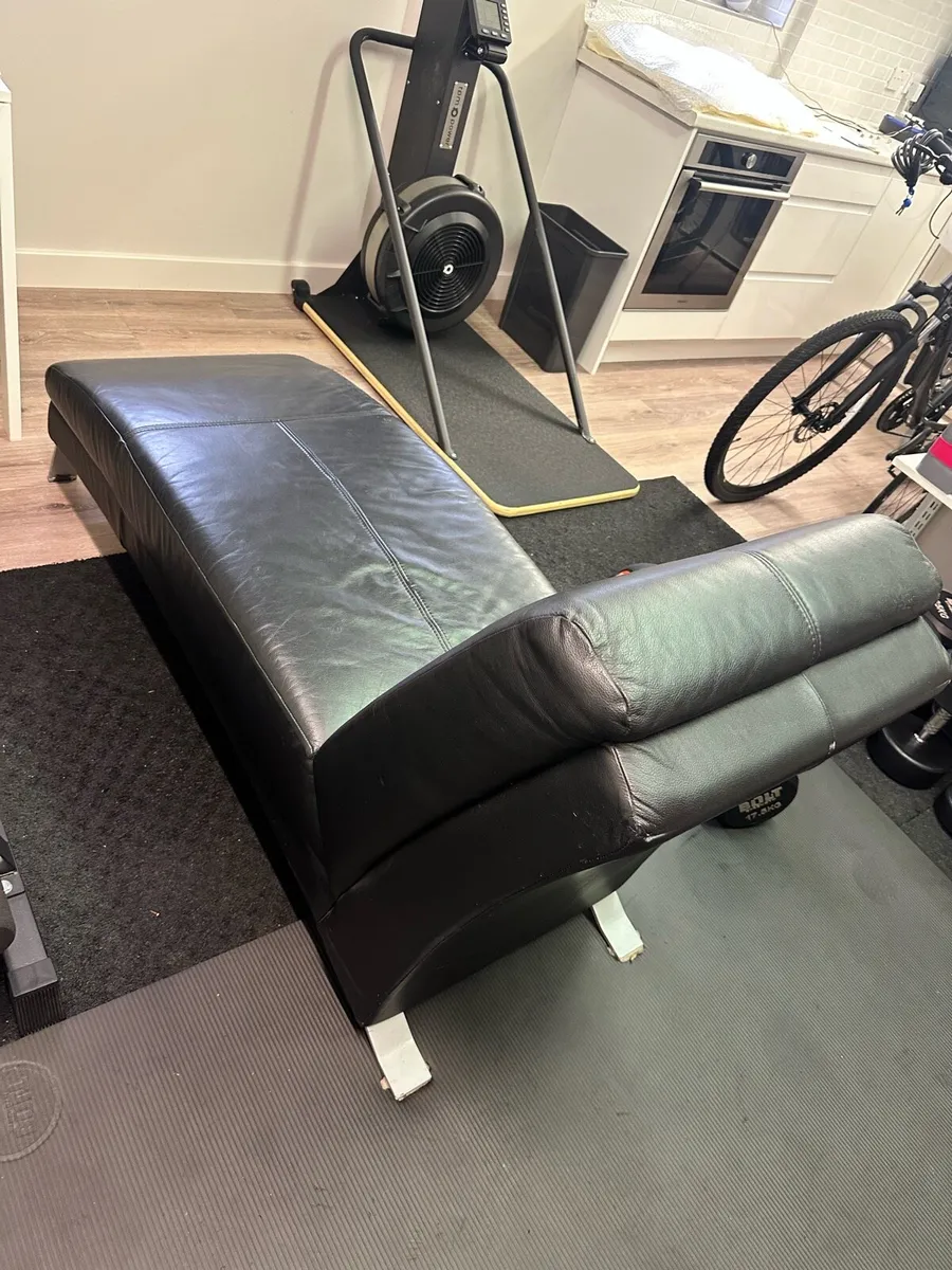 Black Leather Chez lounge. White table for €50 - Image 1