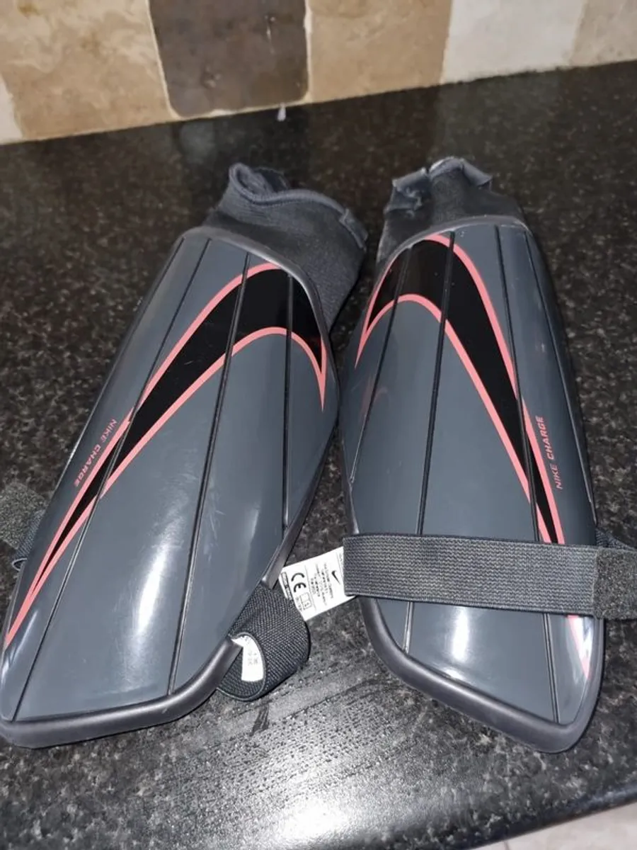 Hockey Trainers plus knee guard - Image 1