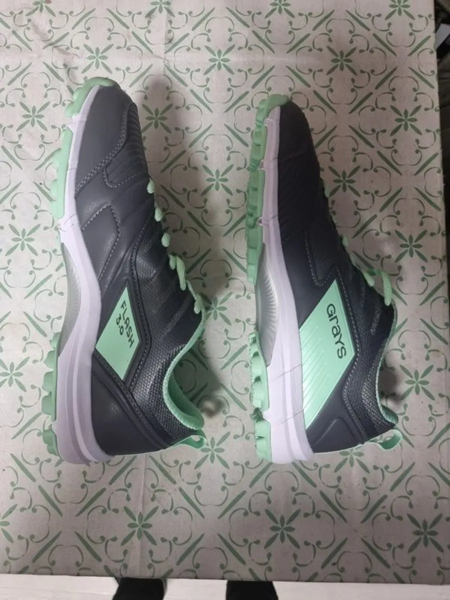 Hockey Trainers plus knee guard - Image 2