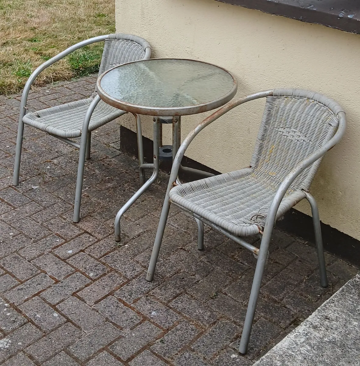 Garden table and chairs. - Image 1