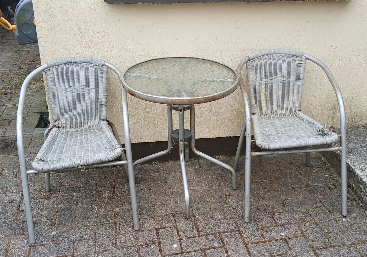 Garden table and chairs. - Image 2