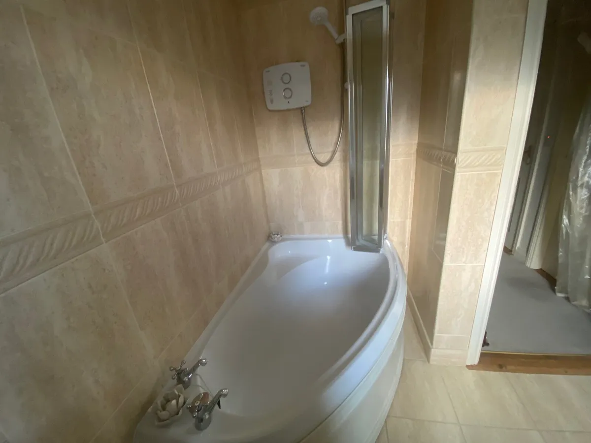 Bathroom suite - Image 1