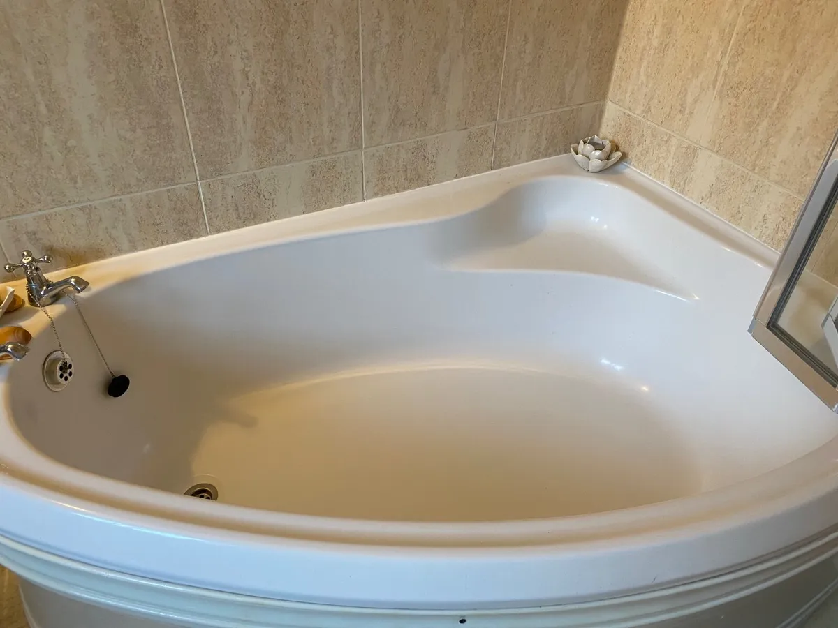 Bathroom suite - Image 3