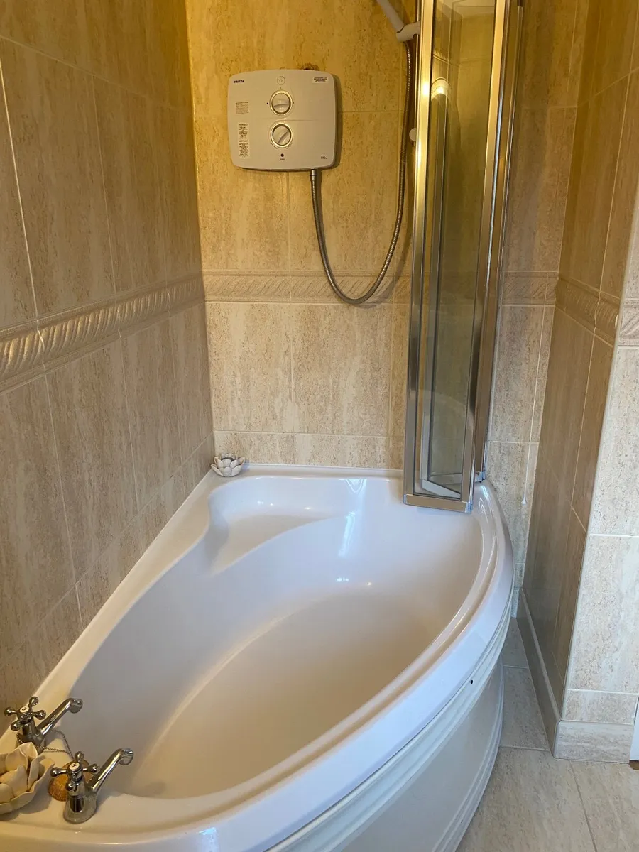 Bathroom suite - Image 4