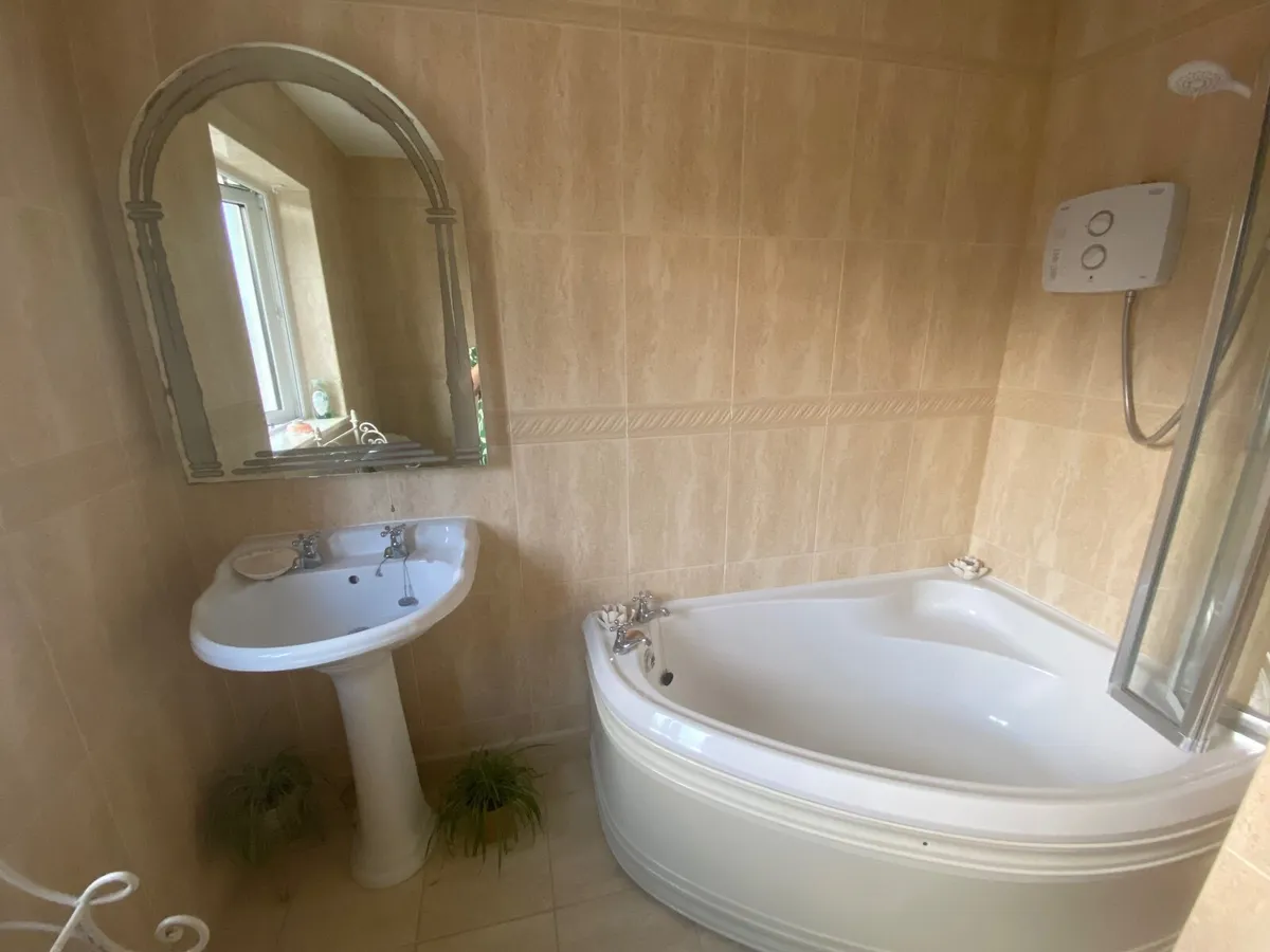 Bathroom suite - Image 2