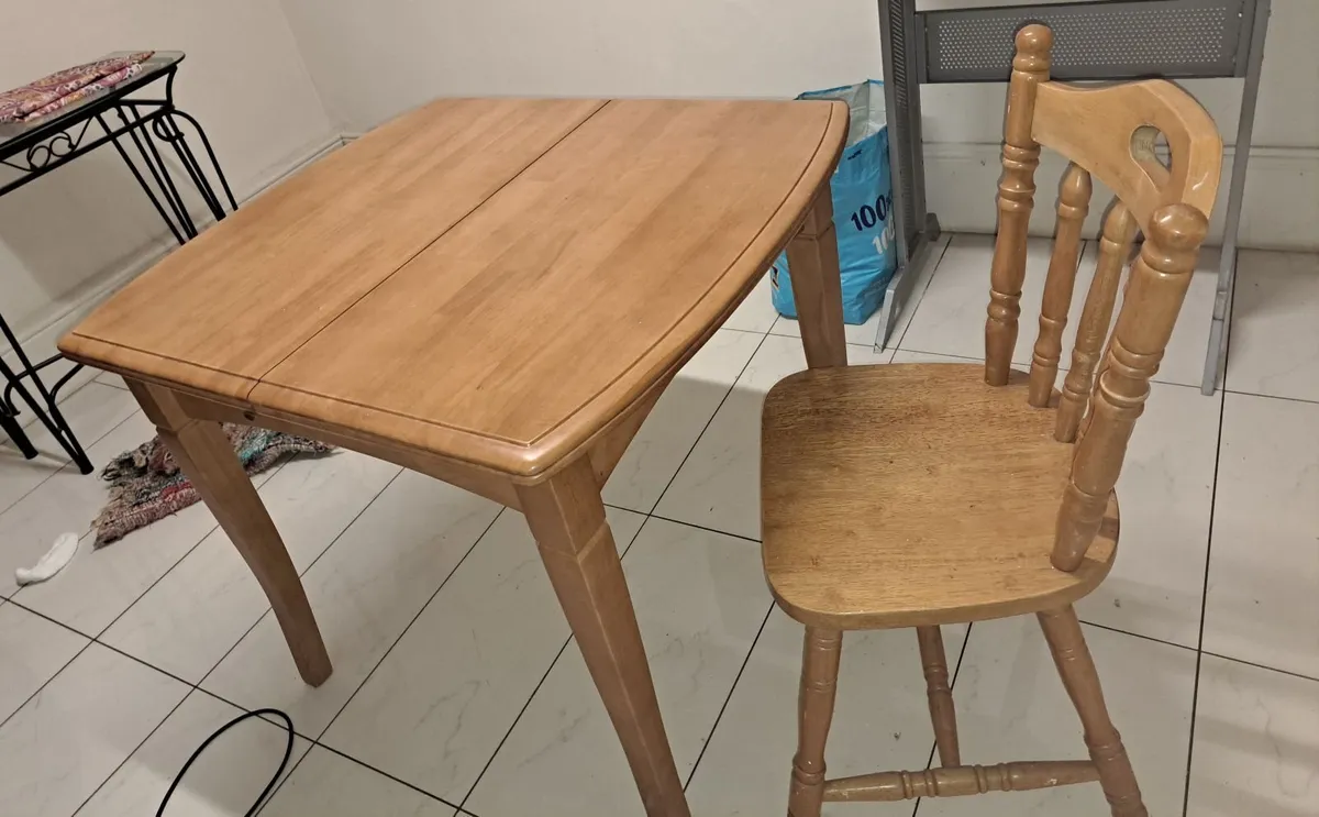 Extending Table and 4 chairs
