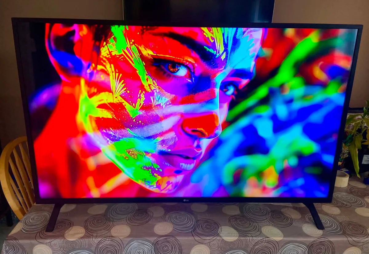 LG 50" 4K Ultra HD Smart TV & BOX - Image 2