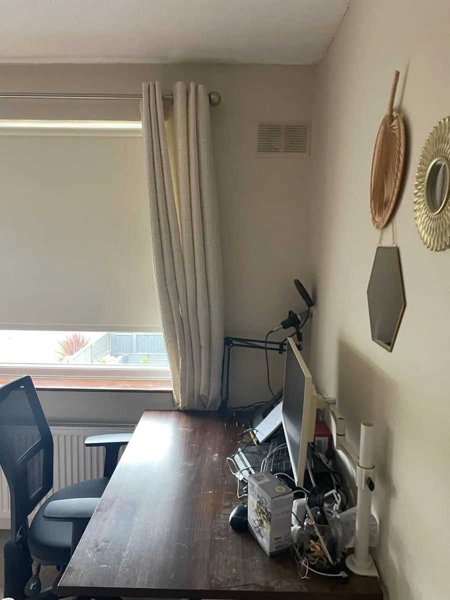 Office Desk and ergonomic chair. - Image 4