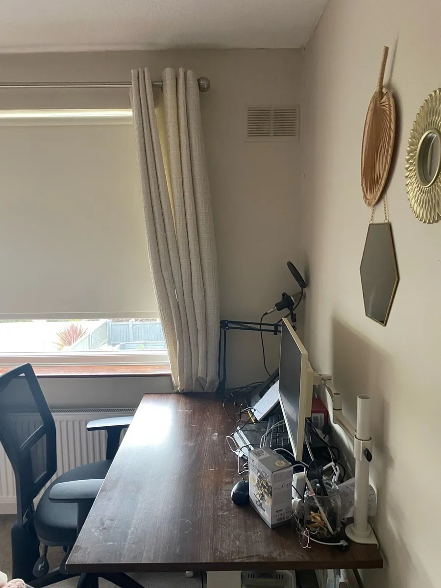 Office Desk and ergonomic chair. - Image 3