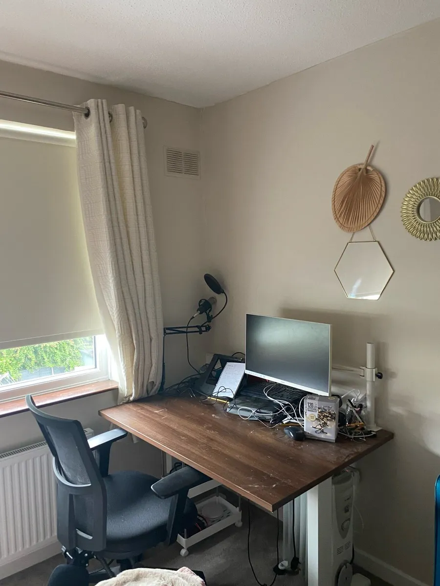 Office Desk and ergonomic chair. - Image 1