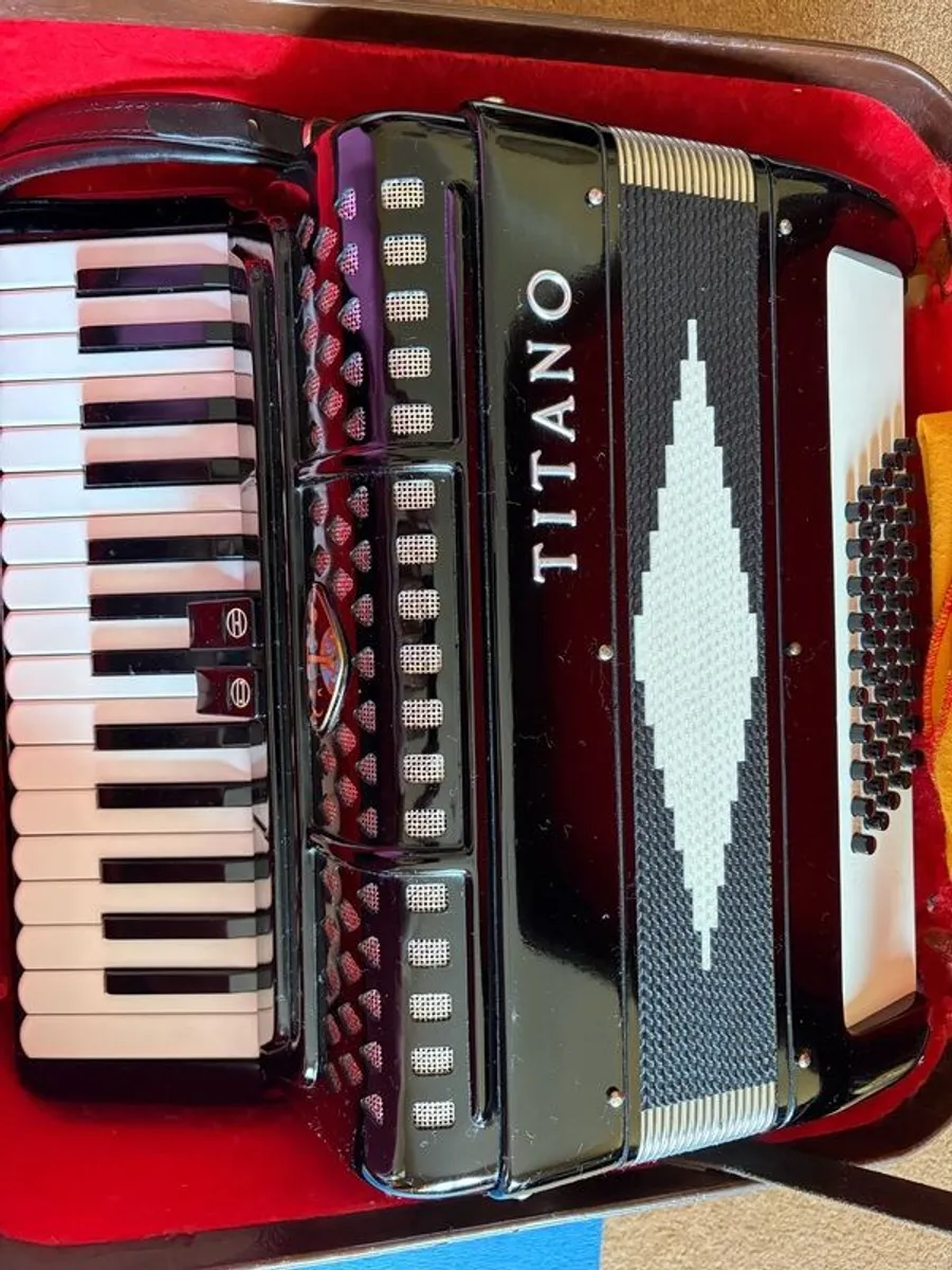 Piano Accordion Titano 50 bass 1980 - Image 1
