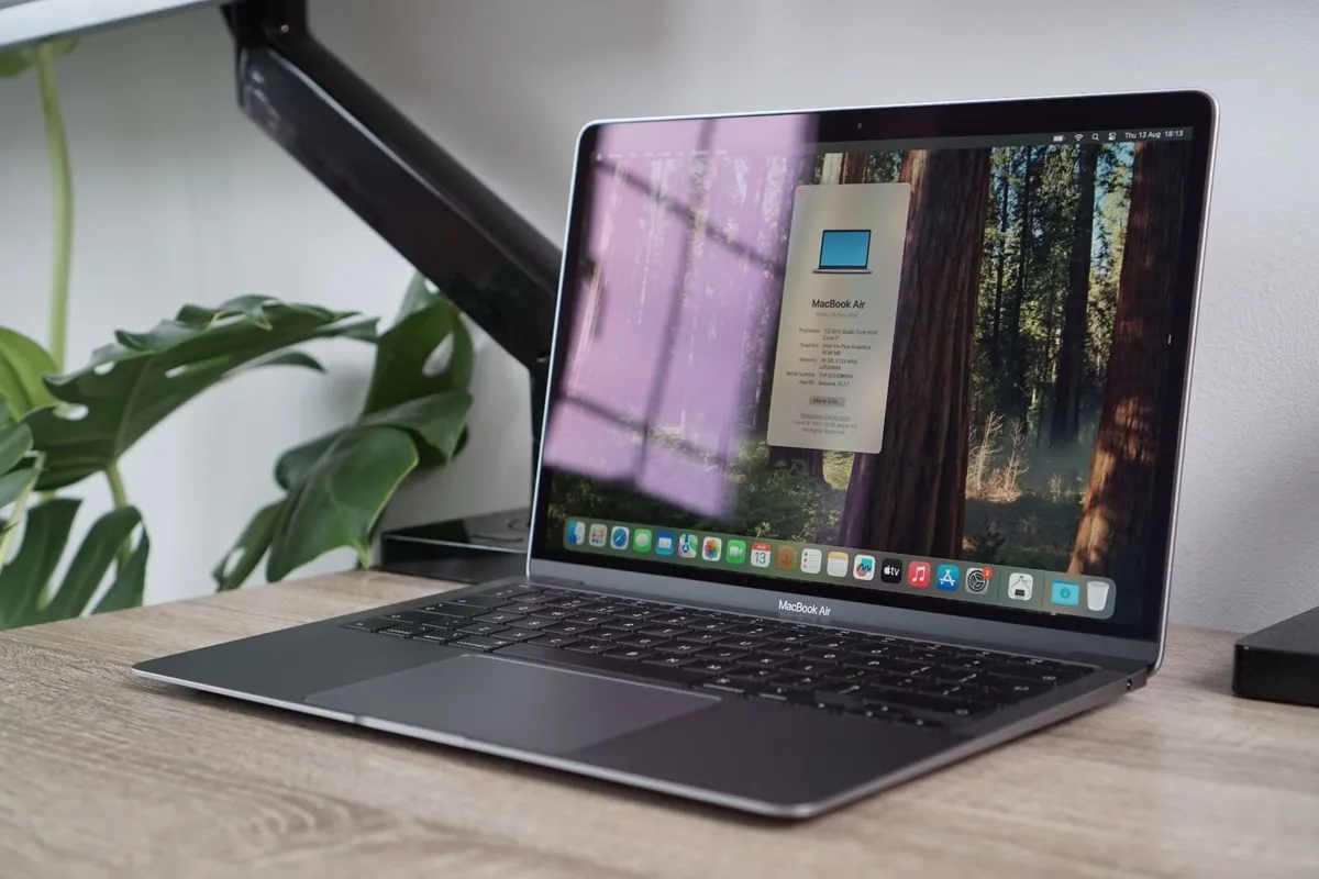 MacBook Air Retina 13" 2020 | i7 | 16GB - Image 1
