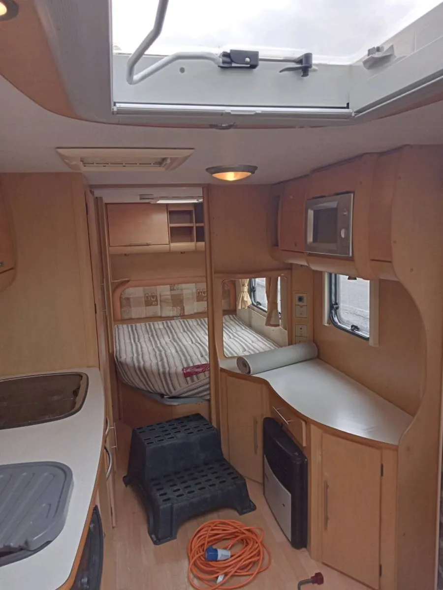 4/5 berth fixed bed & full size awning - Image 1