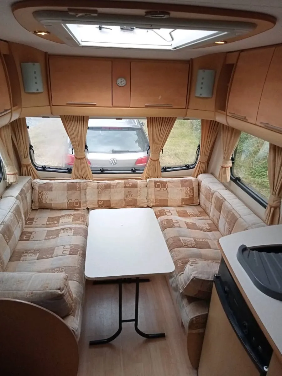 4/5 berth fixed bed & full size awning - Image 2