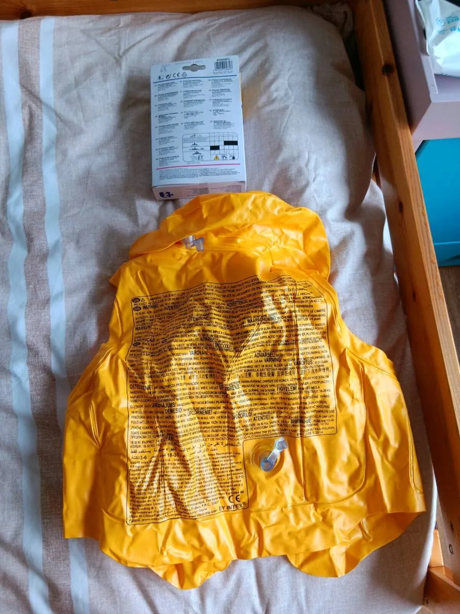 Swimming  jacket and ring - Image 2