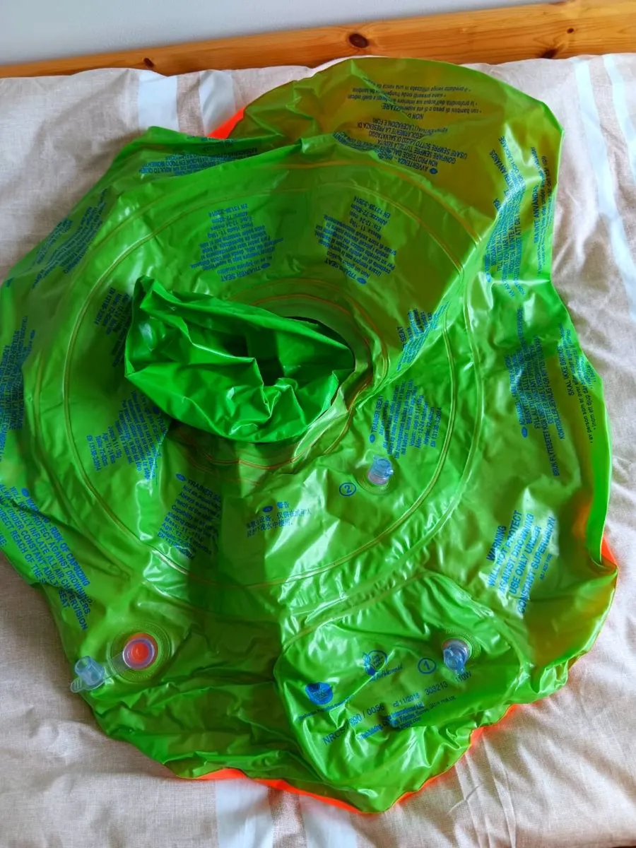 Swimming  jacket and ring - Image 3