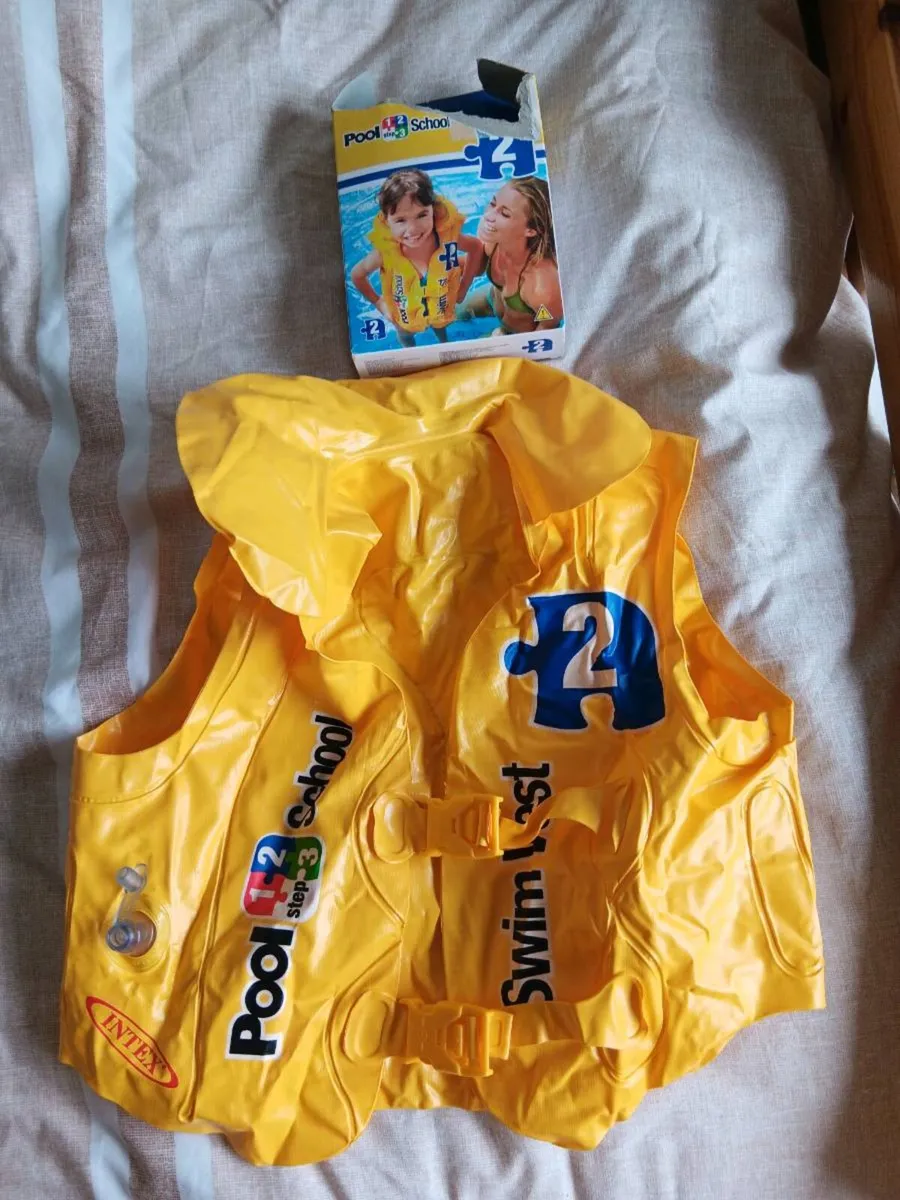 Swimming ring and jacket - Image 1