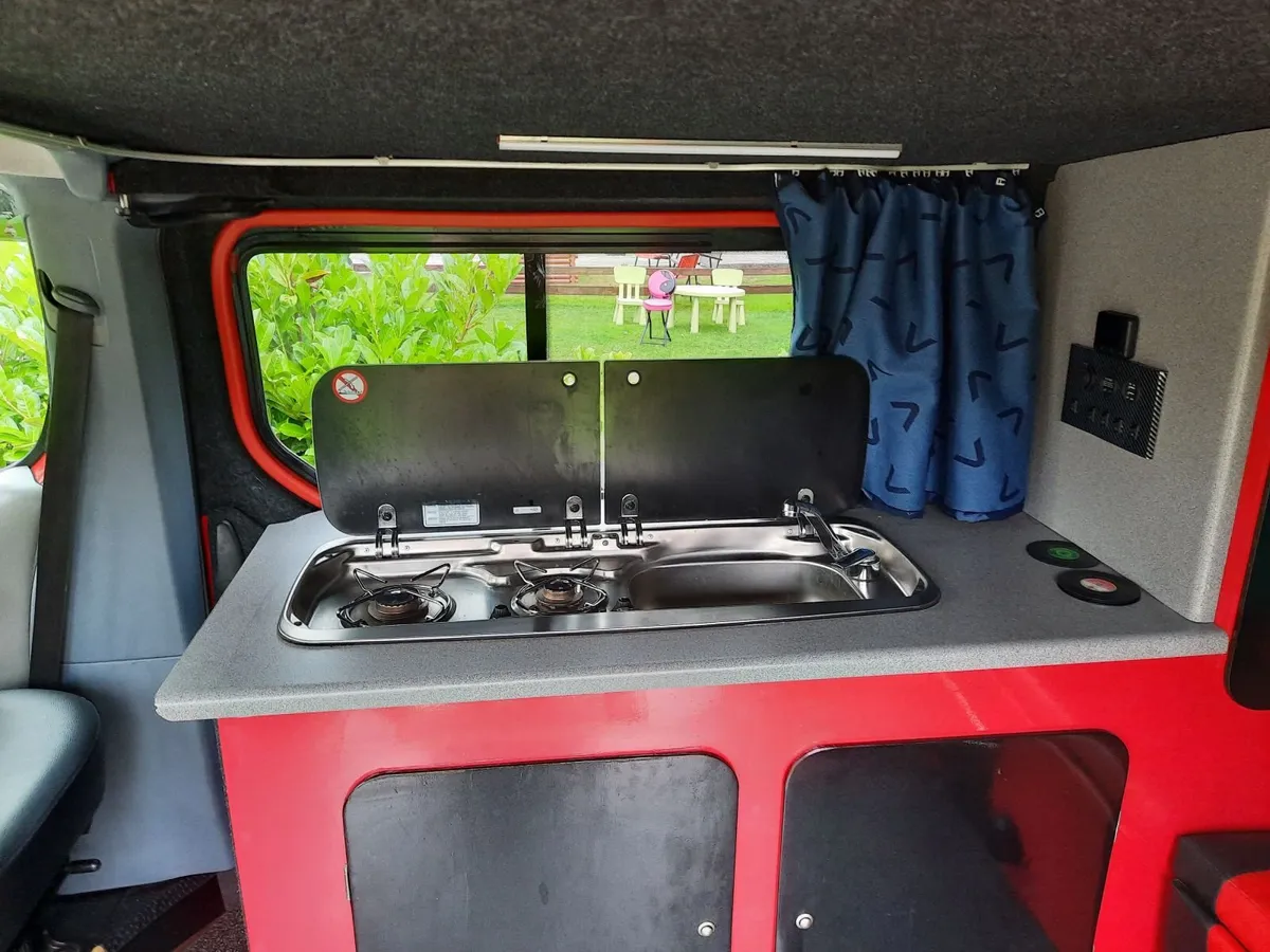 Campervan Renault Trafic 2.5L 150BHP - Image 4
