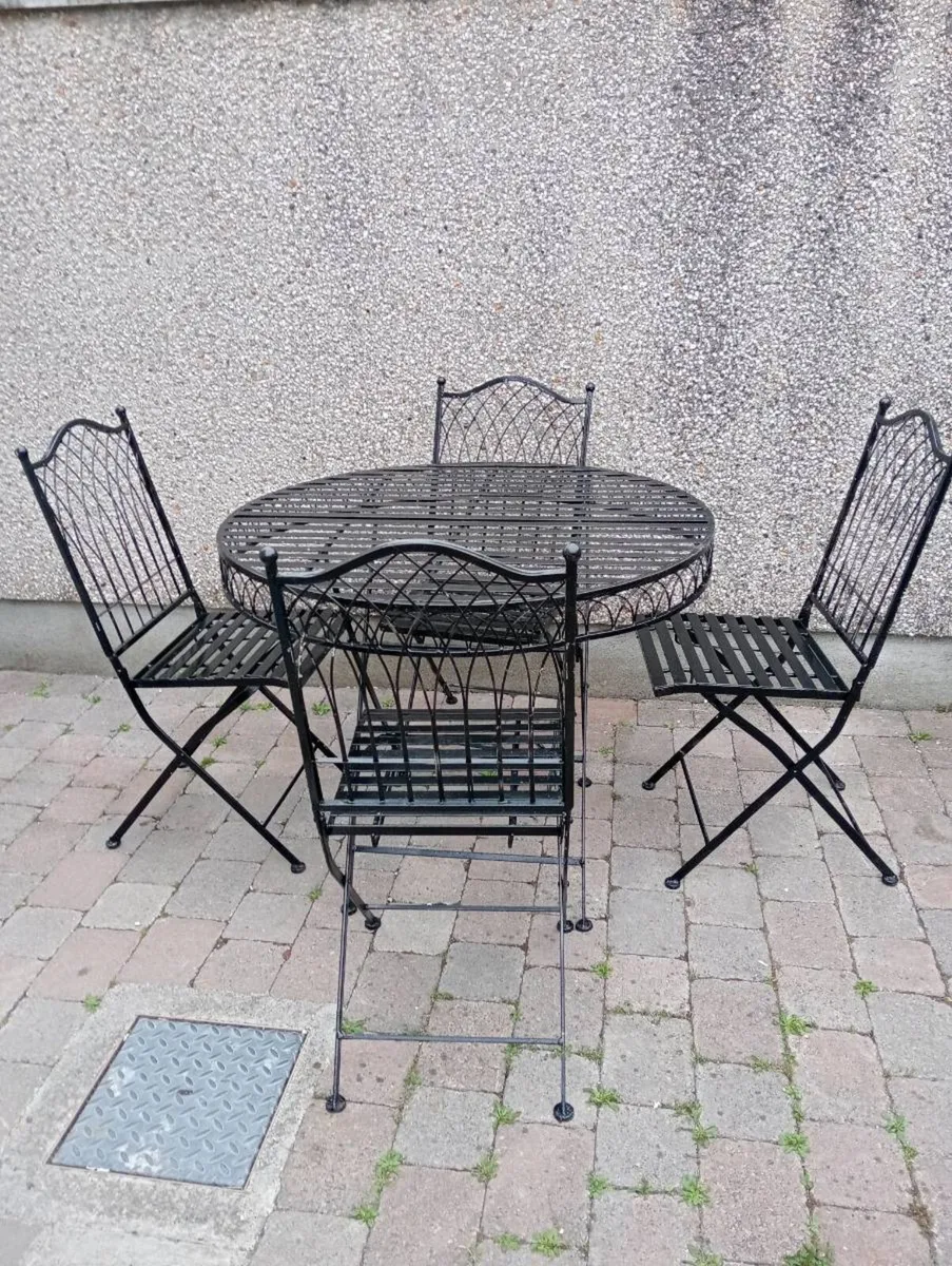 Cast iron garden table  and 4 chairs - Image 1