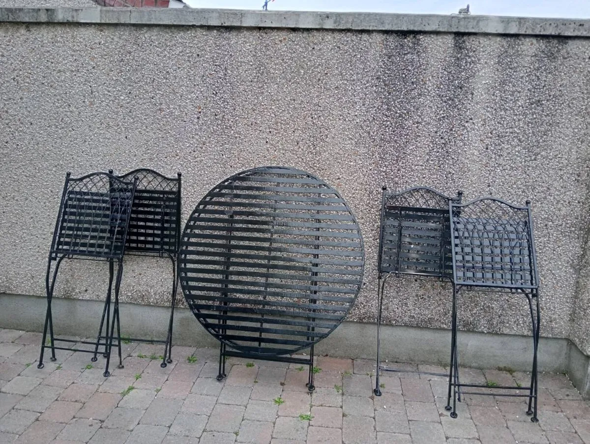 Cast iron garden table  and 4 chairs - Image 4